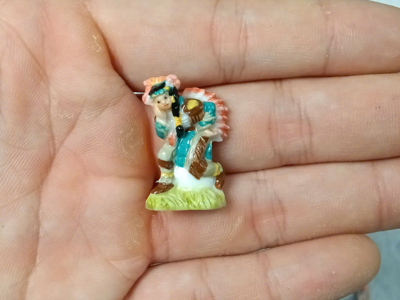 French Porcelain Fèves Vintage Native American Indiens d'Amérique Figurines – Miniature Ceramic Totem & Canoe Charms