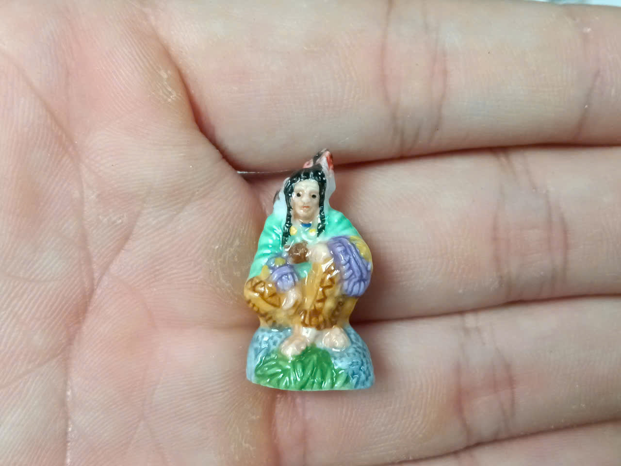 French Porcelain Fèves Vintage Native American Indiens d'Amérique Figurines – Miniature Ceramic Totem & Canoe Charms
