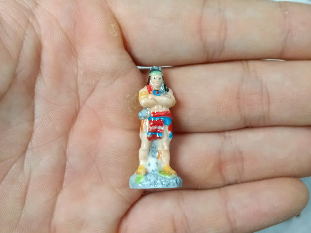 French Porcelain Fèves Vintage Native American Indiens d'Amérique Figurines – Miniature Ceramic Totem & Canoe Charms