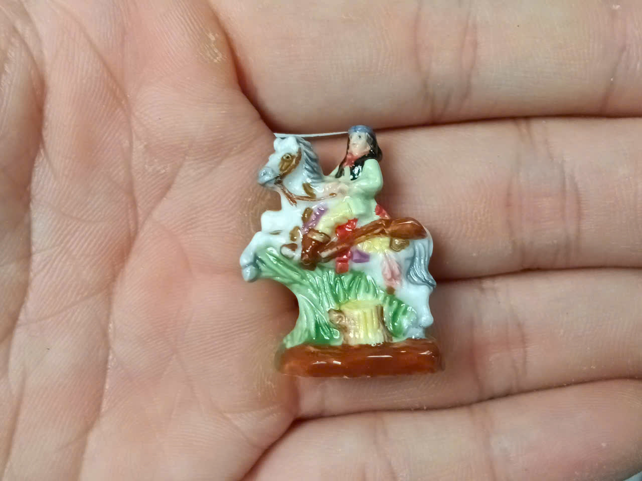 French Porcelain Fèves Vintage Native American Indiens d'Amérique Figurines – Miniature Ceramic Totem & Canoe Charms