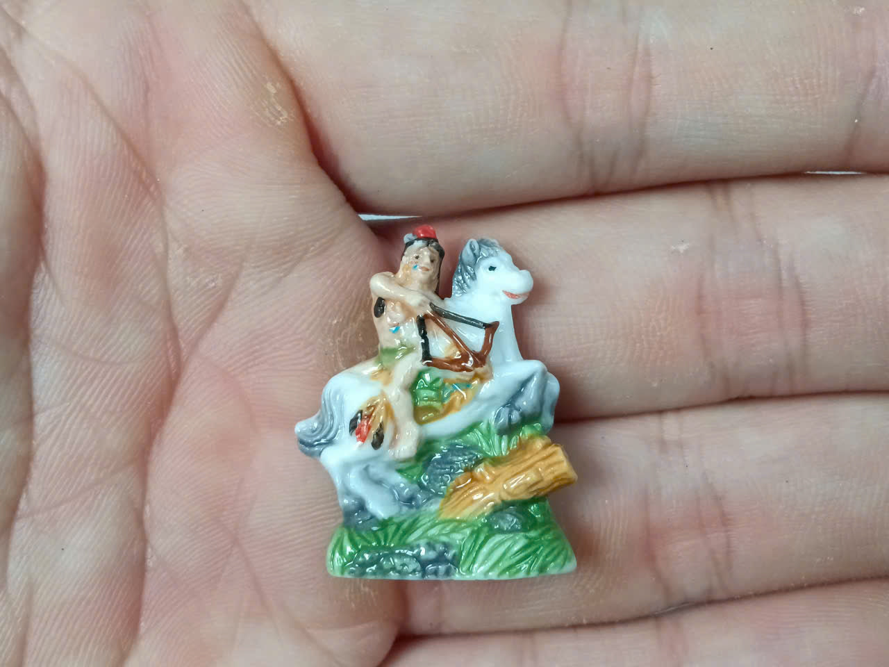 French Porcelain Fèves Vintage Native American Indiens d'Amérique Figurines – Miniature Ceramic Totem & Canoe Charms