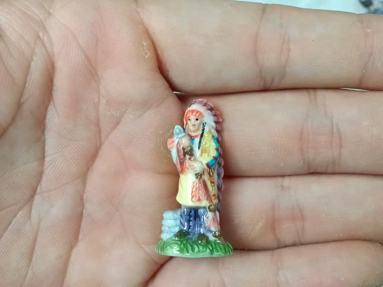 French Porcelain Fèves Vintage Native American Indiens d'Amérique Figurines – Miniature Ceramic Totem & Canoe Charms