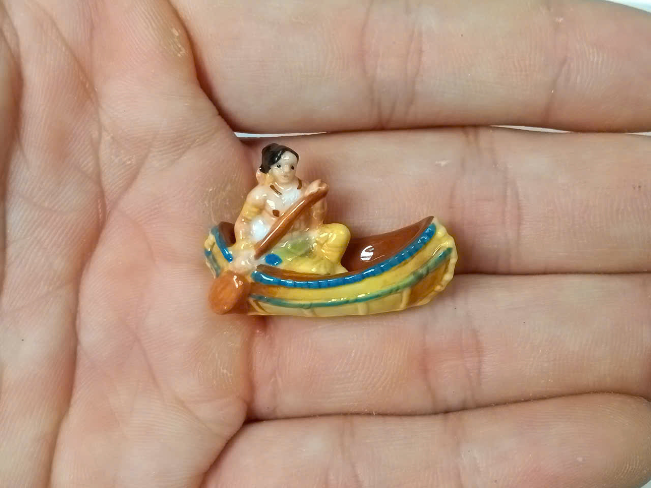 French Porcelain Fèves Vintage Native American Indiens d'Amérique Figurines – Miniature Ceramic Totem & Canoe Charms