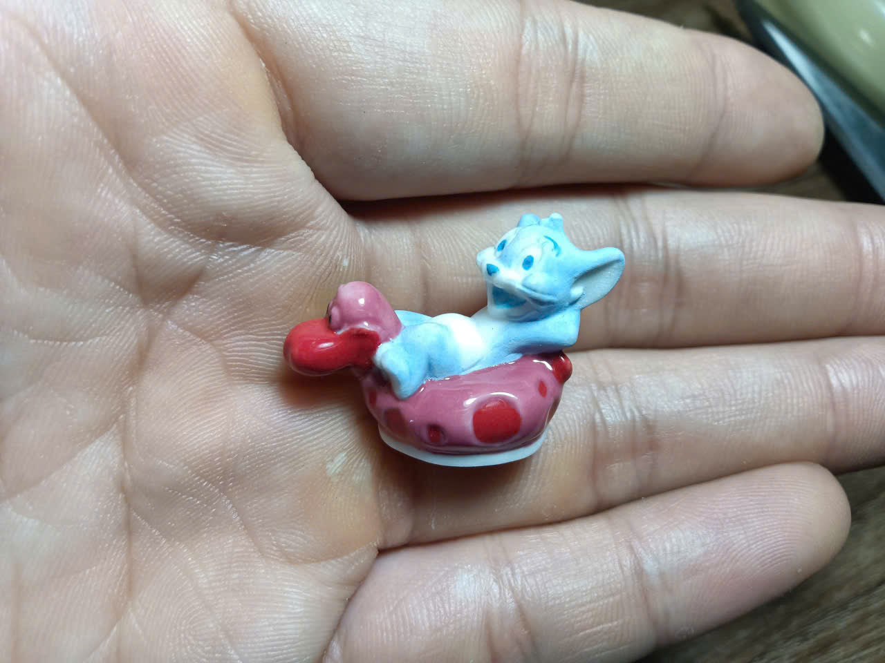 French Porcelain Fèves Vintage Tom and Jerry Summer Beach Figurines – Miniature Ceramic Cartoon Charms Hawaiian Vacation Surfing