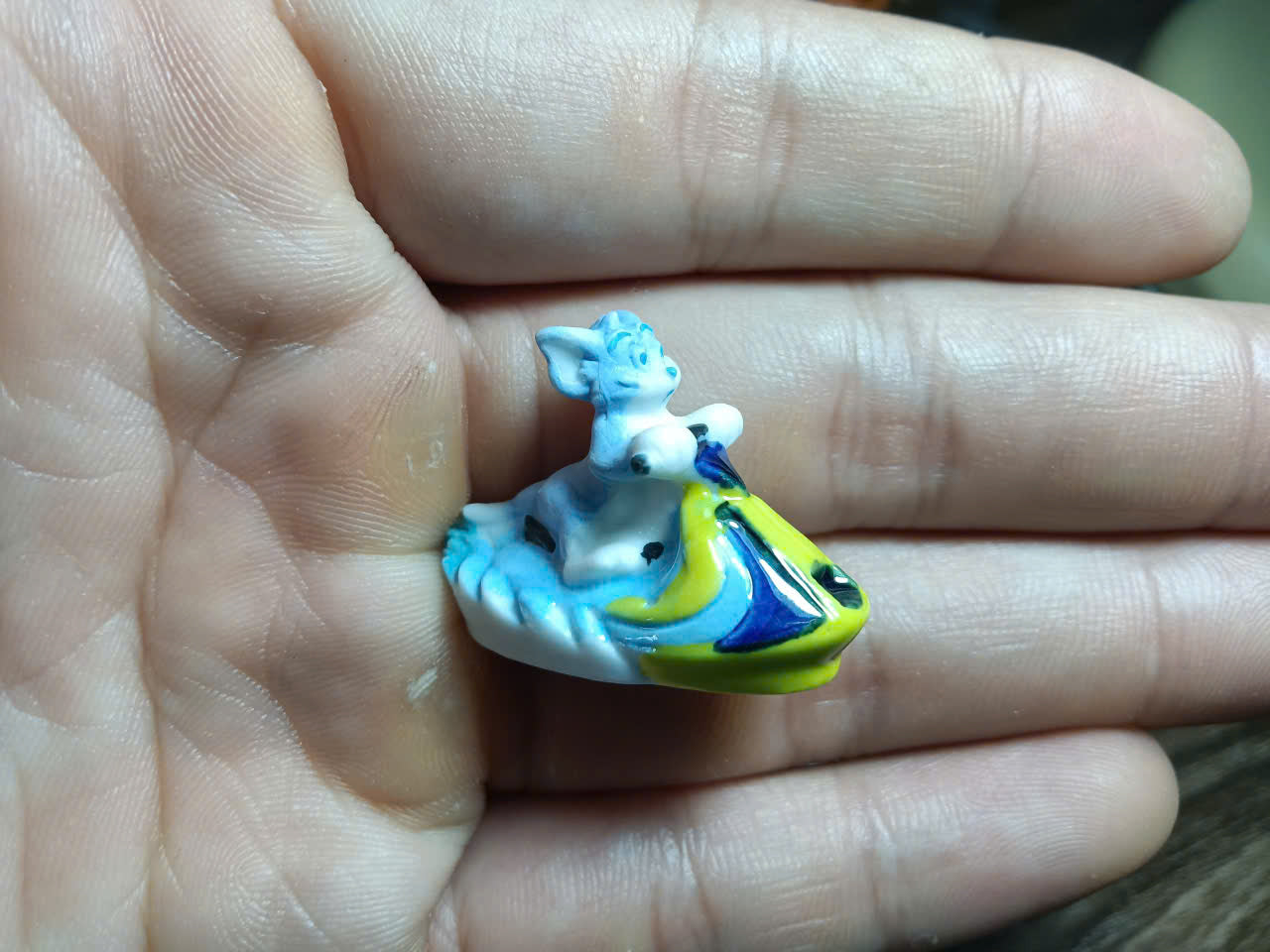 French Porcelain Fèves Vintage Tom and Jerry Summer Beach Figurines – Miniature Ceramic Cartoon Charms Hawaiian Vacation Surfing