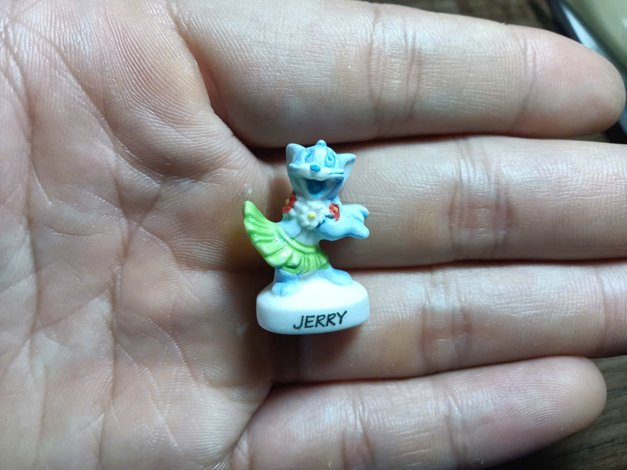 French Porcelain Fèves Vintage Tom and Jerry Summer Beach Figurines – Miniature Ceramic Cartoon Charms Hawaiian Vacation Surfing