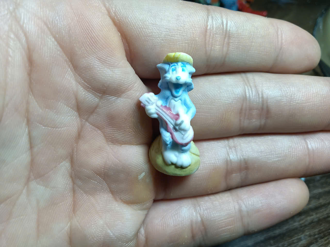 French Porcelain Fèves Vintage Tom and Jerry Summer Beach Figurines – Miniature Ceramic Cartoon Charms Hawaiian Vacation Surfing
