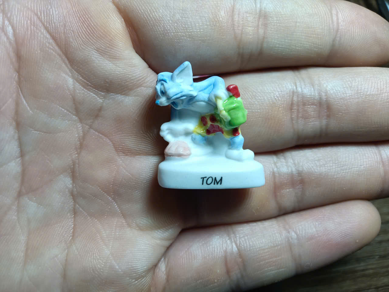 French Porcelain Fèves Vintage Tom and Jerry Summer Beach Figurines – Miniature Ceramic Cartoon Charms Hawaiian Vacation Surfing
