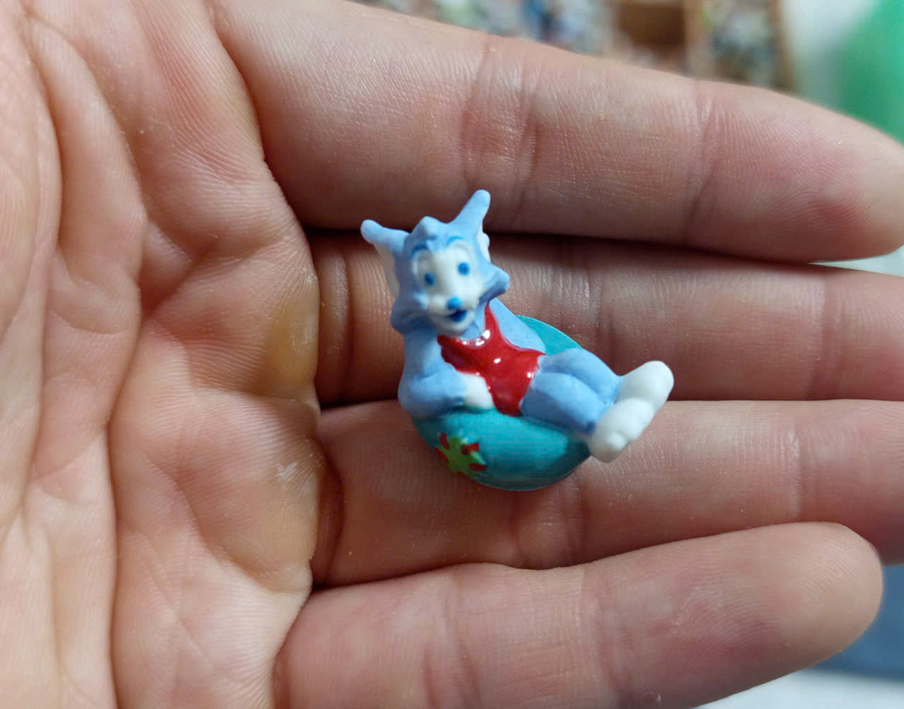 French Porcelain Fèves Vintage Tom and Jerry Summer Beach Figurines – Miniature Ceramic Cartoon Charms Hawaiian Vacation Surfing