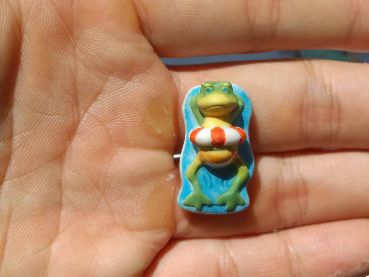 Grenouilles Plaja Fève — Single Handcrafted Ceramic Miniature