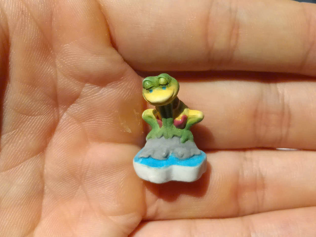 Grenouilles Plaja Fève — Single Handcrafted Ceramic Miniature