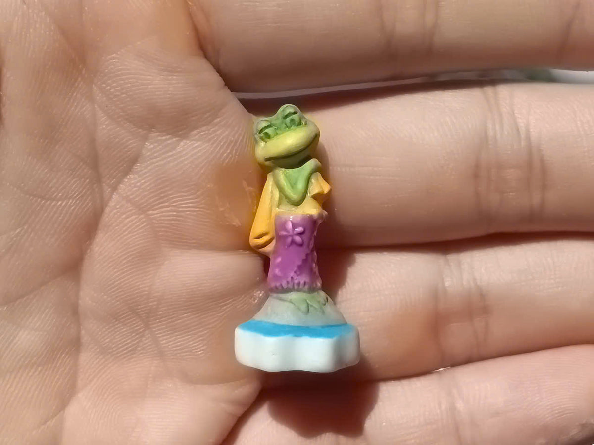 Grenouilles Plaja Fève — Single Handcrafted Ceramic Miniature
