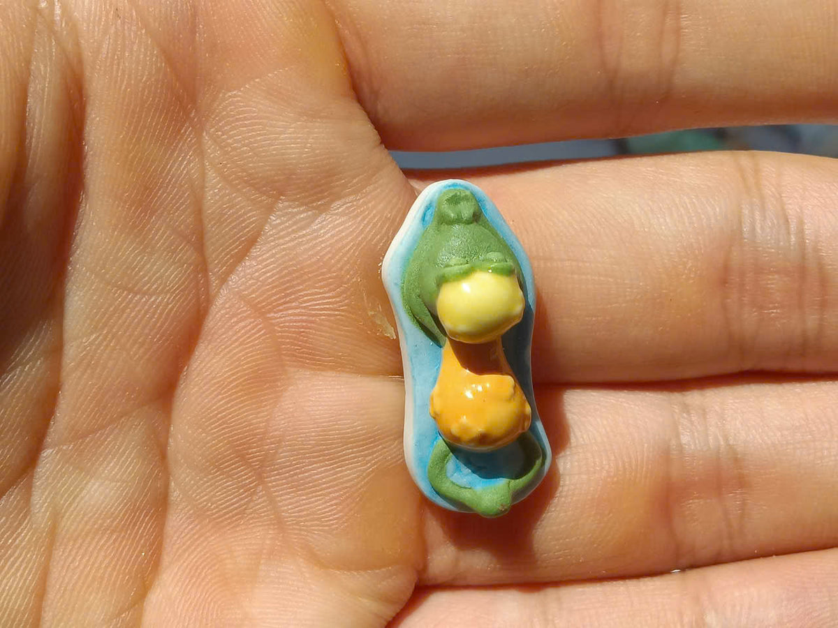 Grenouilles Plaja Fève — Single Handcrafted Ceramic Miniature