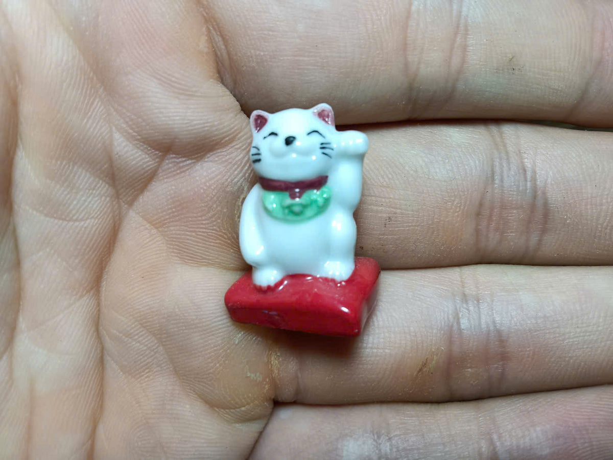 Maneki-neko – Lucky Cat Porcelain Fève