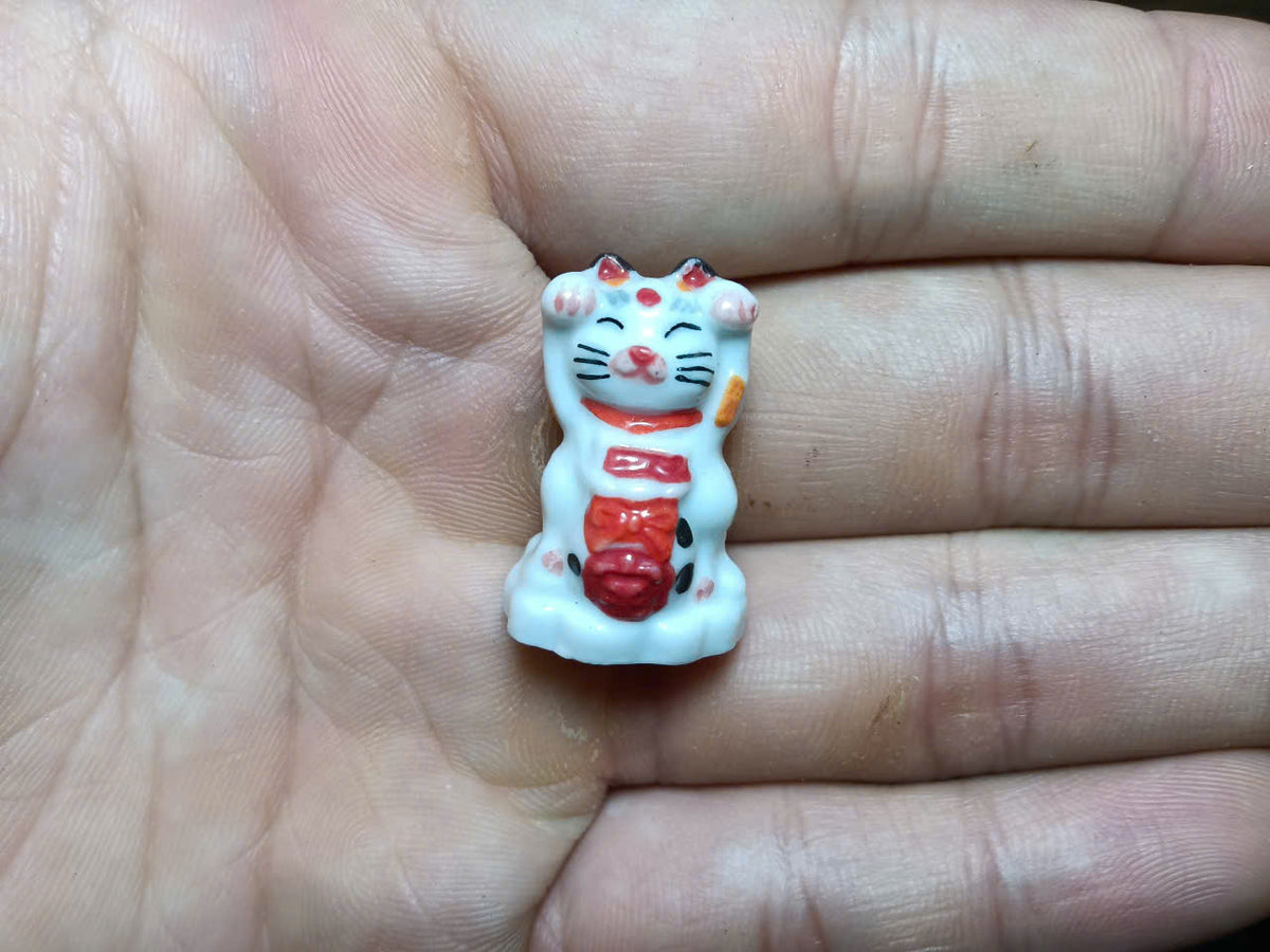 Maneki-neko – Lucky Cat Porcelain Fève