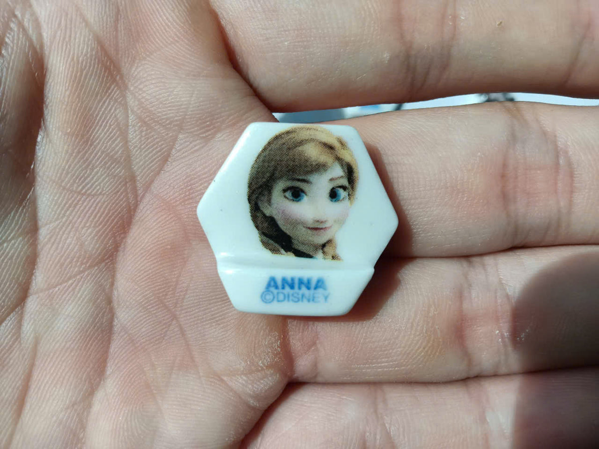 Disney Frozen Hexagon Porcelain Fève – La Reine des Neiges – Single Piece