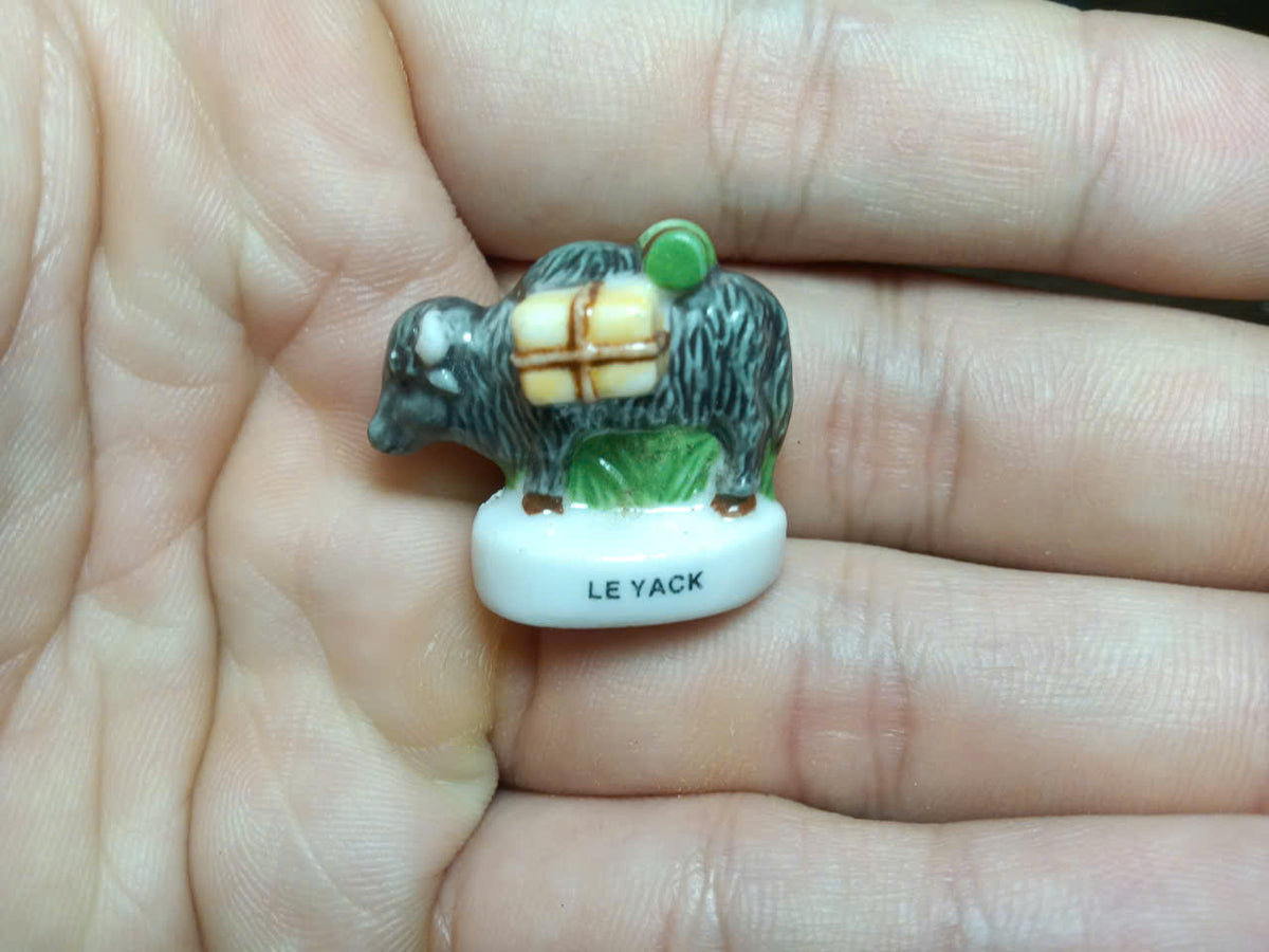 Mountain Grassland Animal Porcelain Fève – Single Piece | Hand-Painted Collectible Figurine