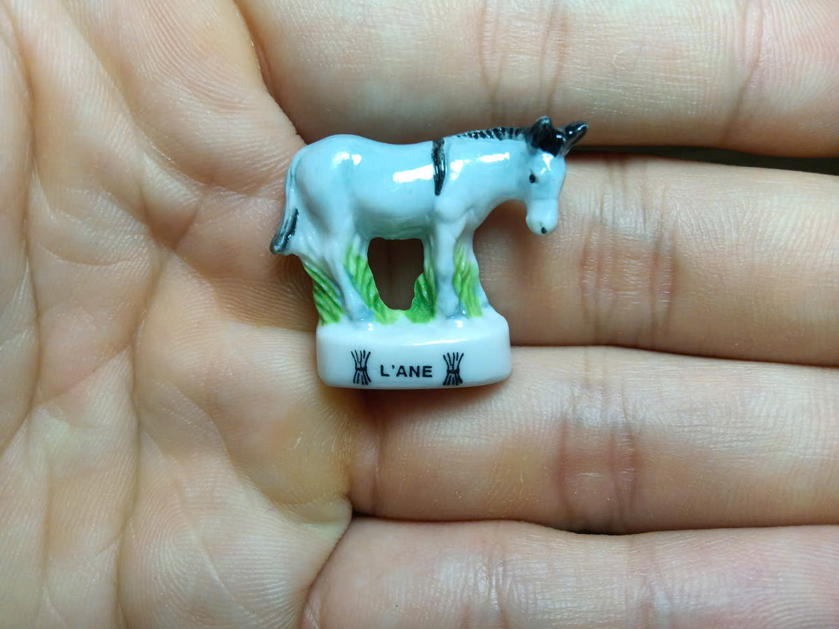 Mountain Grassland Animal Porcelain Fève – Single Piece | Hand-Painted Collectible Figurine