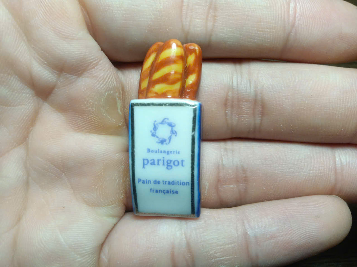 Boulangerie Parigot vintage fève – braided bread with white navy box and Pain de tradition française label