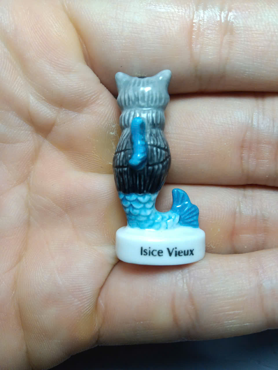 Isice Vieux mermaid cat feve - back view showing grey fur and blue tail